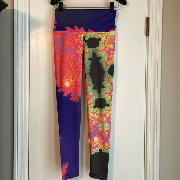 Discontinued Om Shanti “Fractal Clef” Yoga Power Leggings XS - Picture 1 of 7